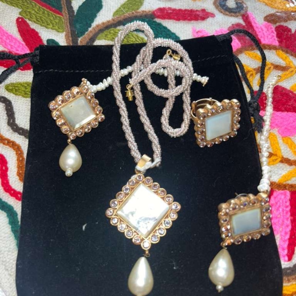 Elegant Gold and Pearl Jewelry Set